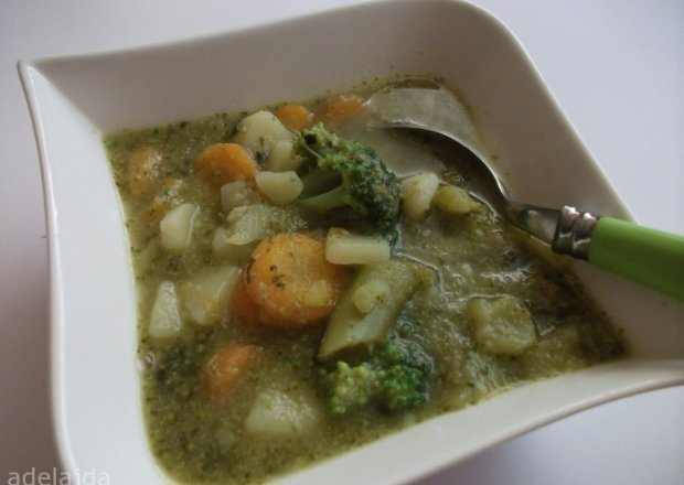 Fotografia przedstawiająca Szybka zupa brokułowa