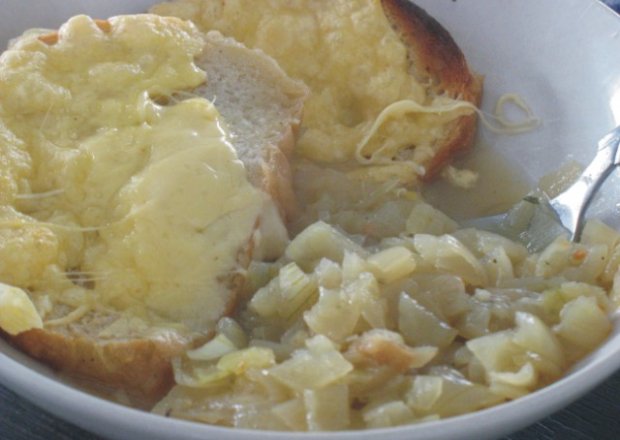 Fotografia przedstawiająca Szybka zupa cebulowa