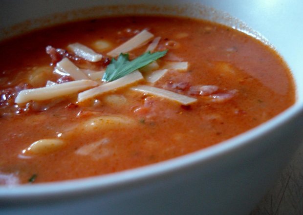 Fotografia przedstawiająca Szybka zupa fasolowa z pomidorami, boczkiem i serem