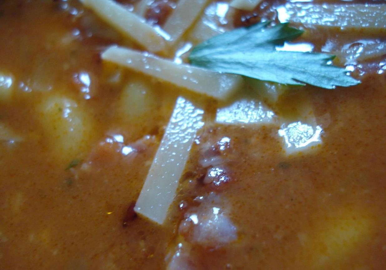 Szybka zupa fasolowa z pomidorami, boczkiem i serem foto