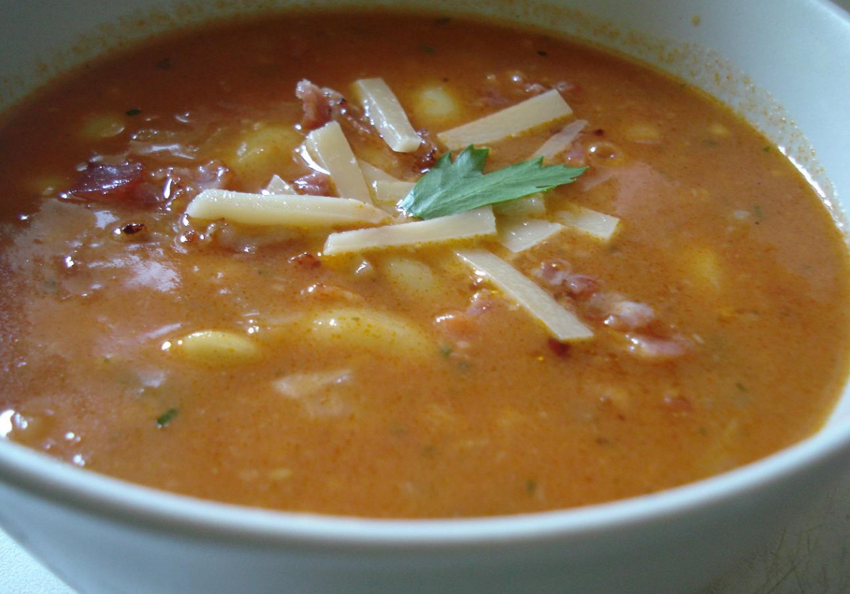 Szybka zupa fasolowa z pomidorami, boczkiem i serem foto