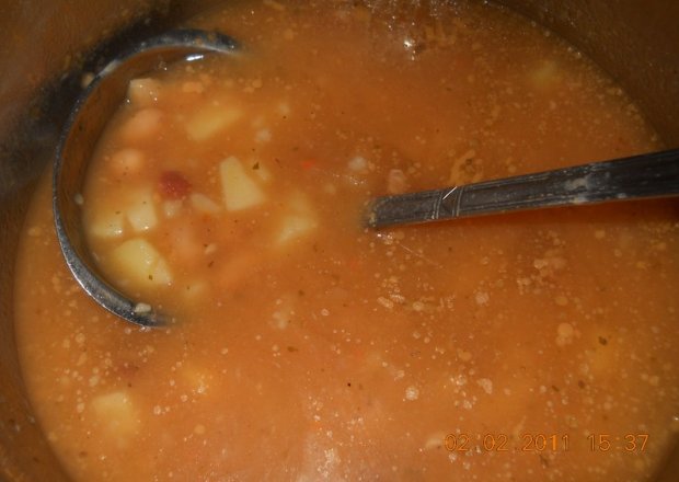 Fotografia przedstawiająca szybka zupa fasolowa