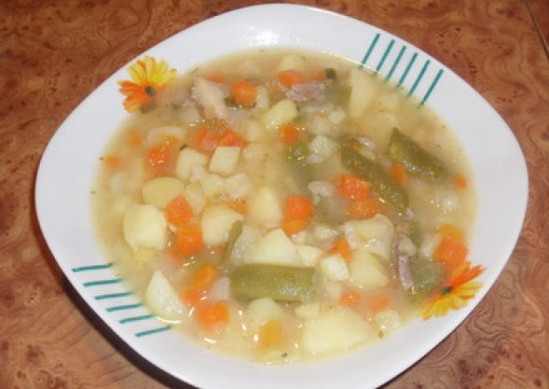 Fotografia przedstawiająca Szybka zupa jarzynka.