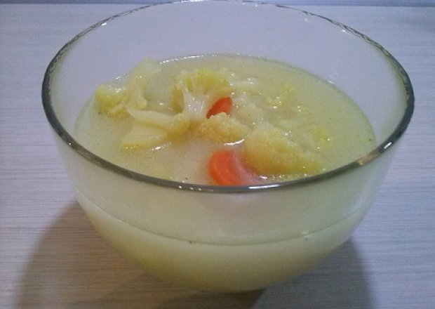 Fotografia przedstawiająca Szybka zupa kalafiorowa