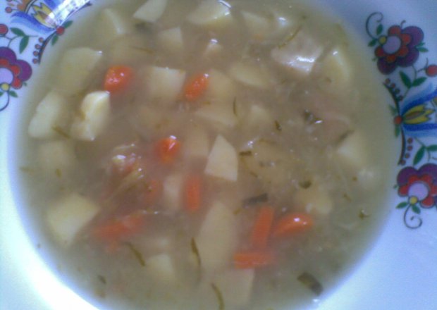 Fotografia przedstawiająca szybka zupa ogórkowa z ziemniakami