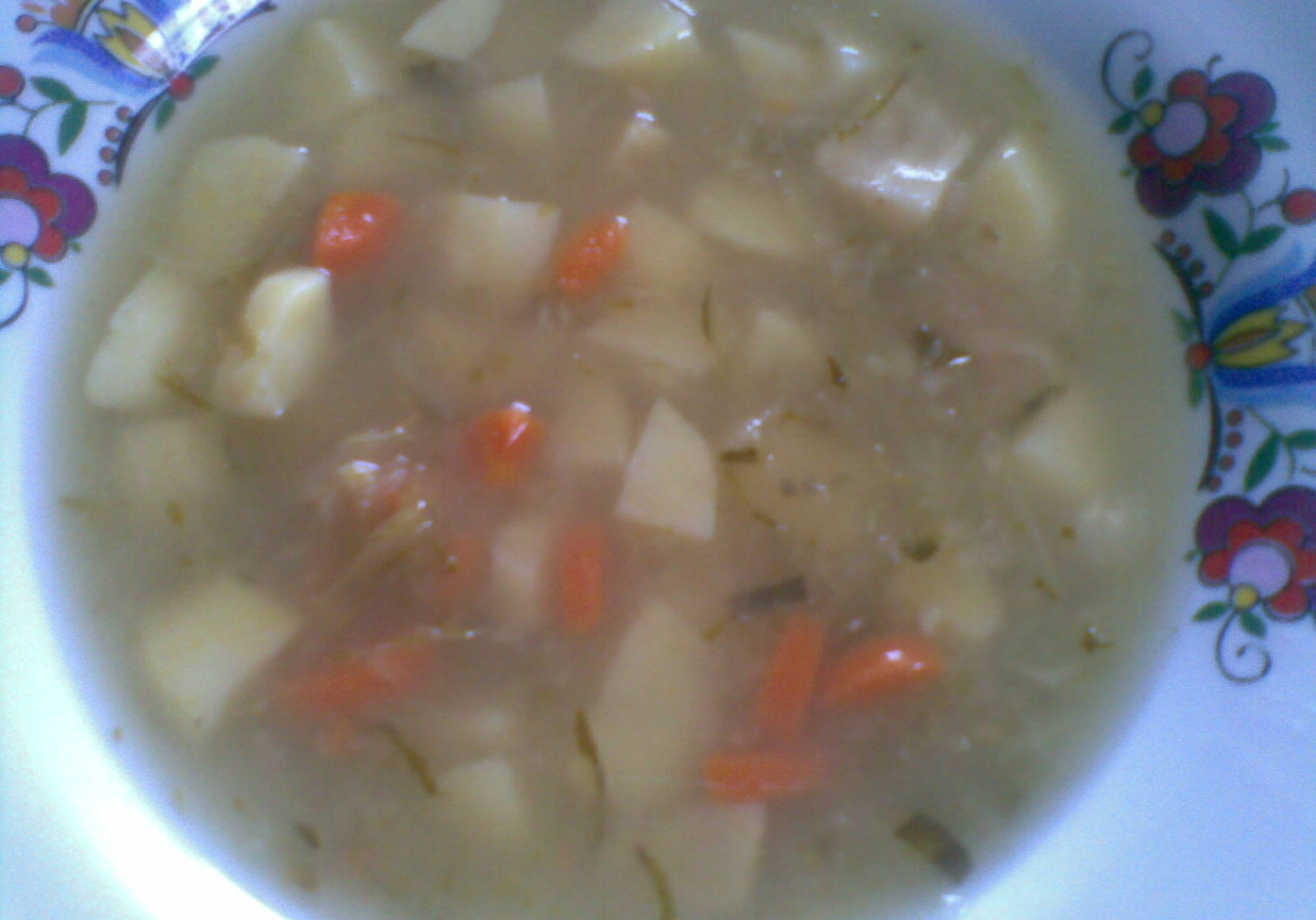 szybka zupa ogórkowa z ziemniakami foto