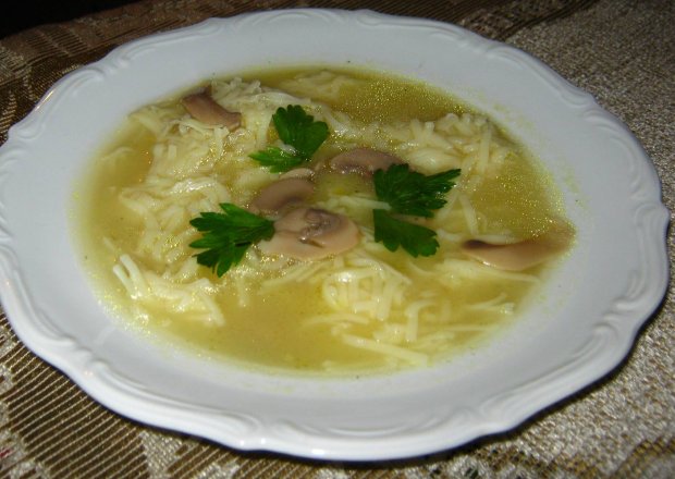 Fotografia przedstawiająca Szybka zupa pieczarkowa