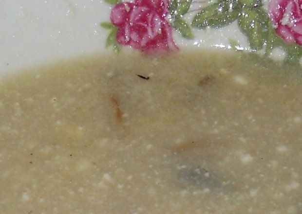 Fotografia przedstawiająca szybka zupa pieczarkowa