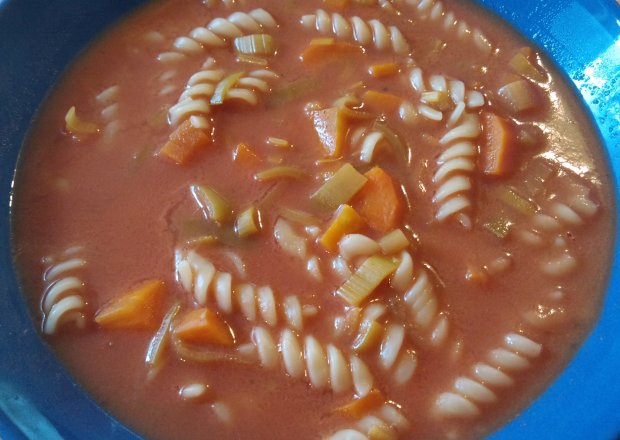 Fotografia przedstawiająca Szybka zupa pomidorowa z makaronem i porem