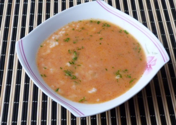 Fotografia przedstawiająca Szybka zupa pomidorowa z ryżem