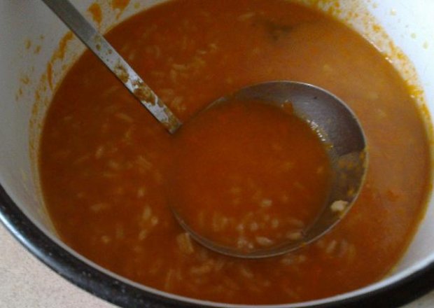 Fotografia przedstawiająca Szybka zupa pomidorowa z ryżem