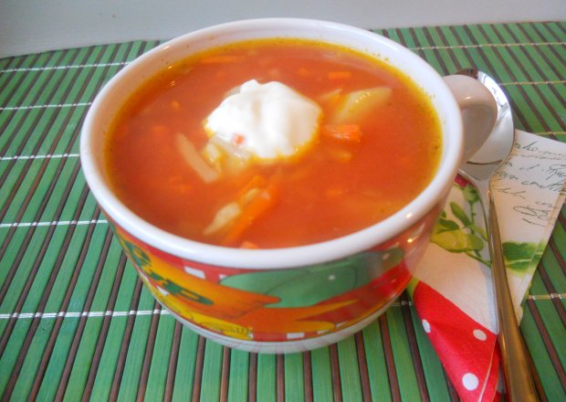 Fotografia przedstawiająca Szybka zupa pomidorowa
