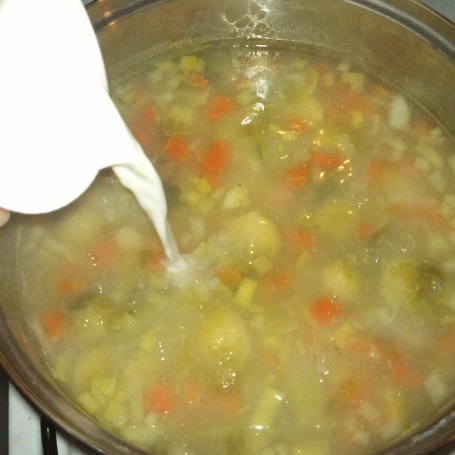 Krok 4 - Szybka zupa z brukselką foto