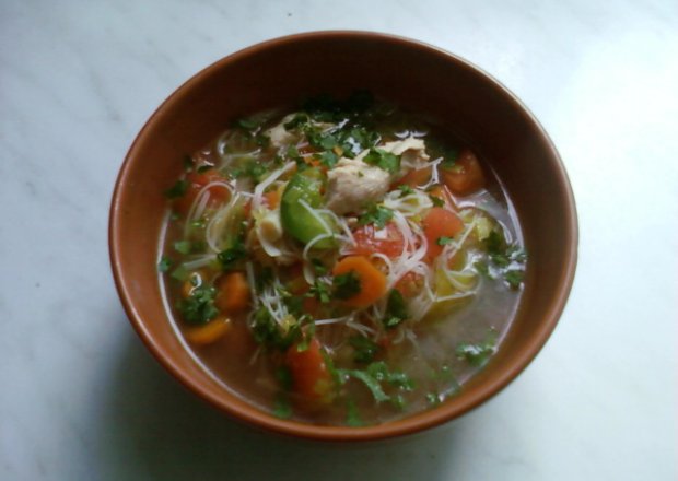 Fotografia przedstawiająca Szybka zupa z kurczakiem i makaronem ryżowym