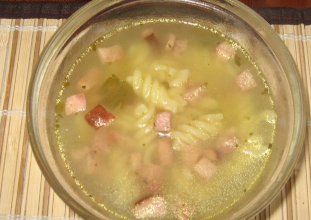 Fotografia przedstawiająca Szybka zupa z makaronem i zwyczajną