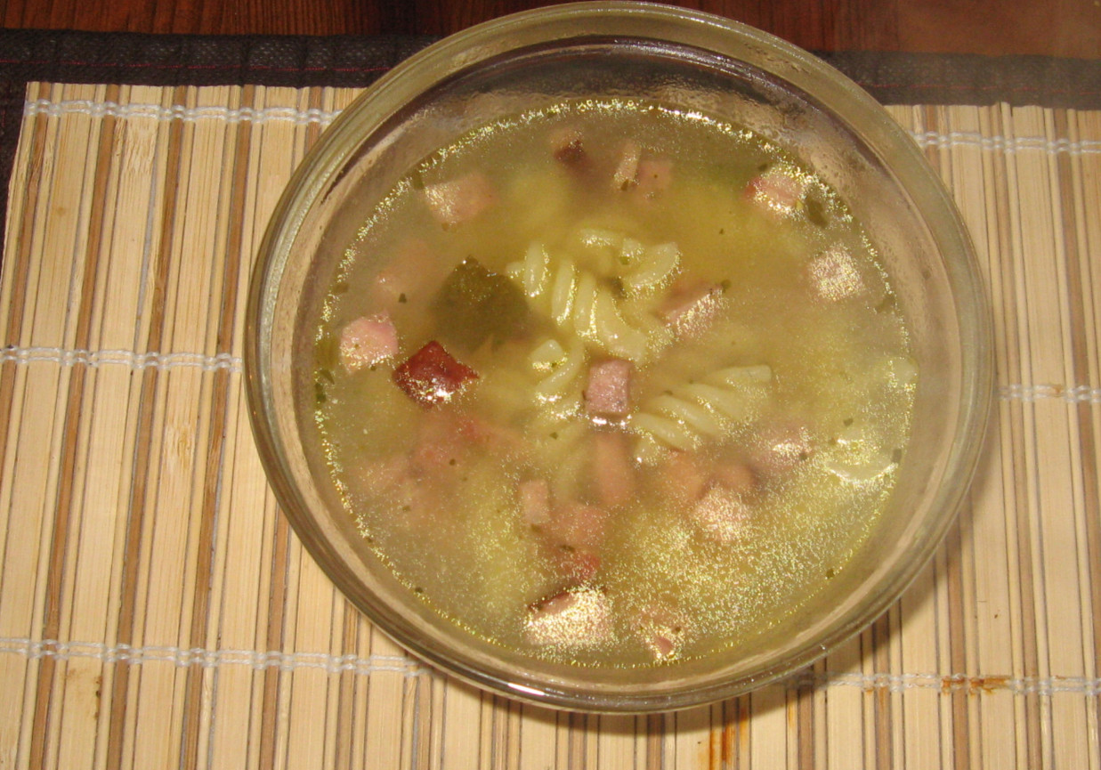 Szybka zupa z makaronem i zwyczajną foto