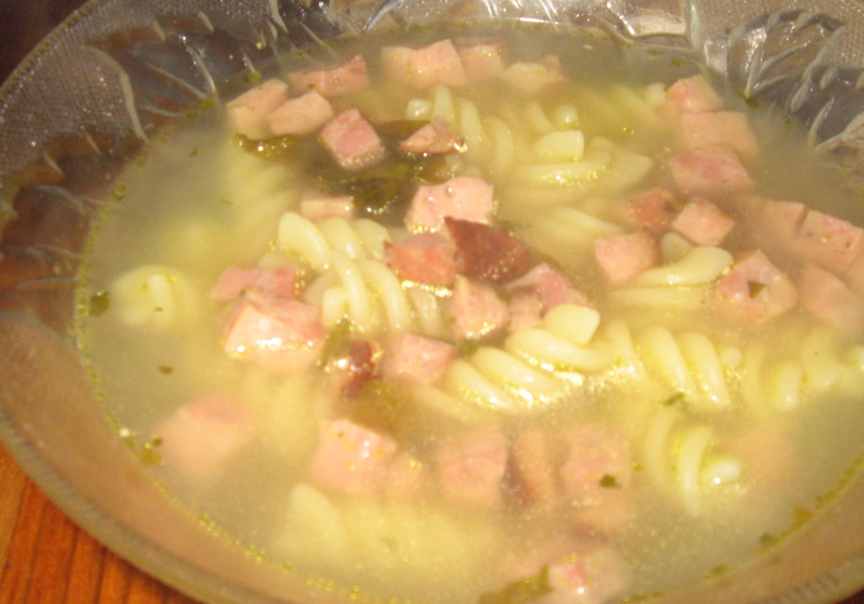 Szybka zupa z makaronem i zwyczajną foto