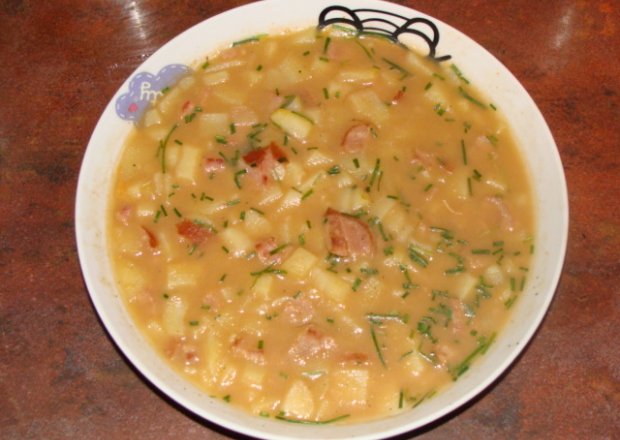 Fotografia przedstawiająca szybka zupa ziemniaczana