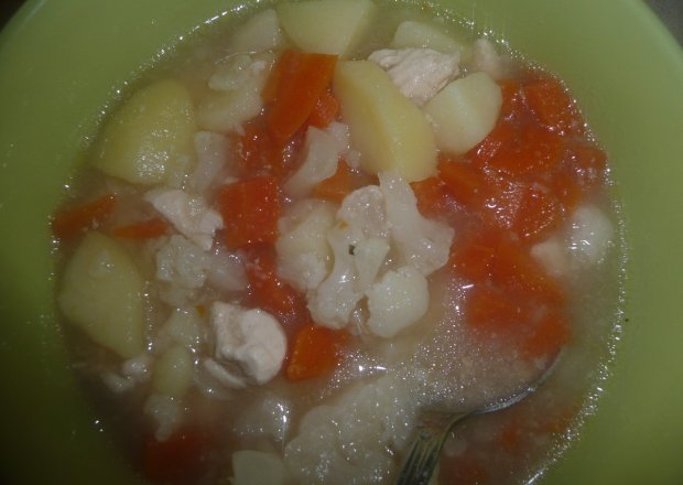 Fotografia przedstawiająca szybka zupka warzywna