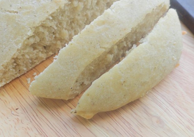 Fotografia przedstawiająca Szybki biały chleb z nutką czosnku