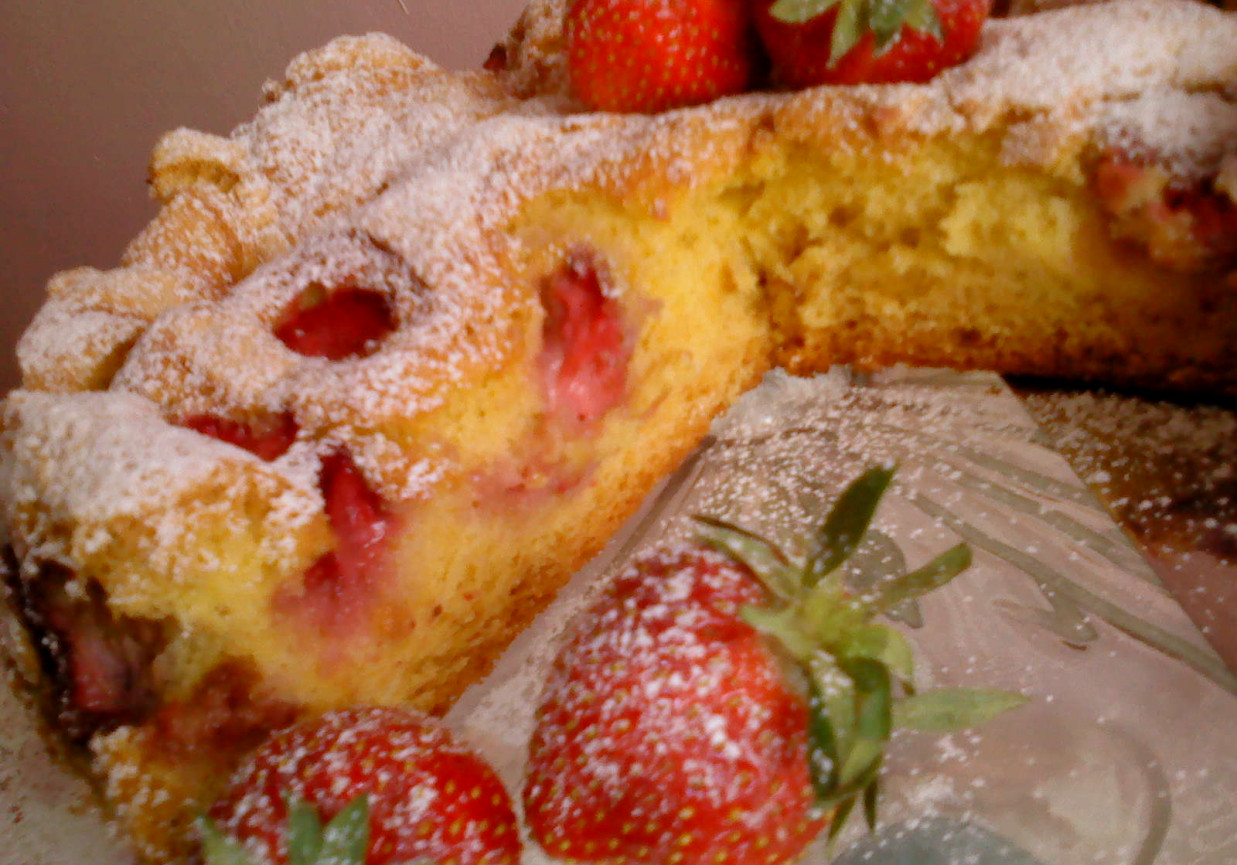 Szybki biszkopt z truskawkami foto