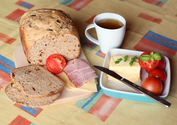 Fotografia przedstawiająca Szybki chleb pszenno żytni z dodatkiem suszonych pomidorów i bazylii.
