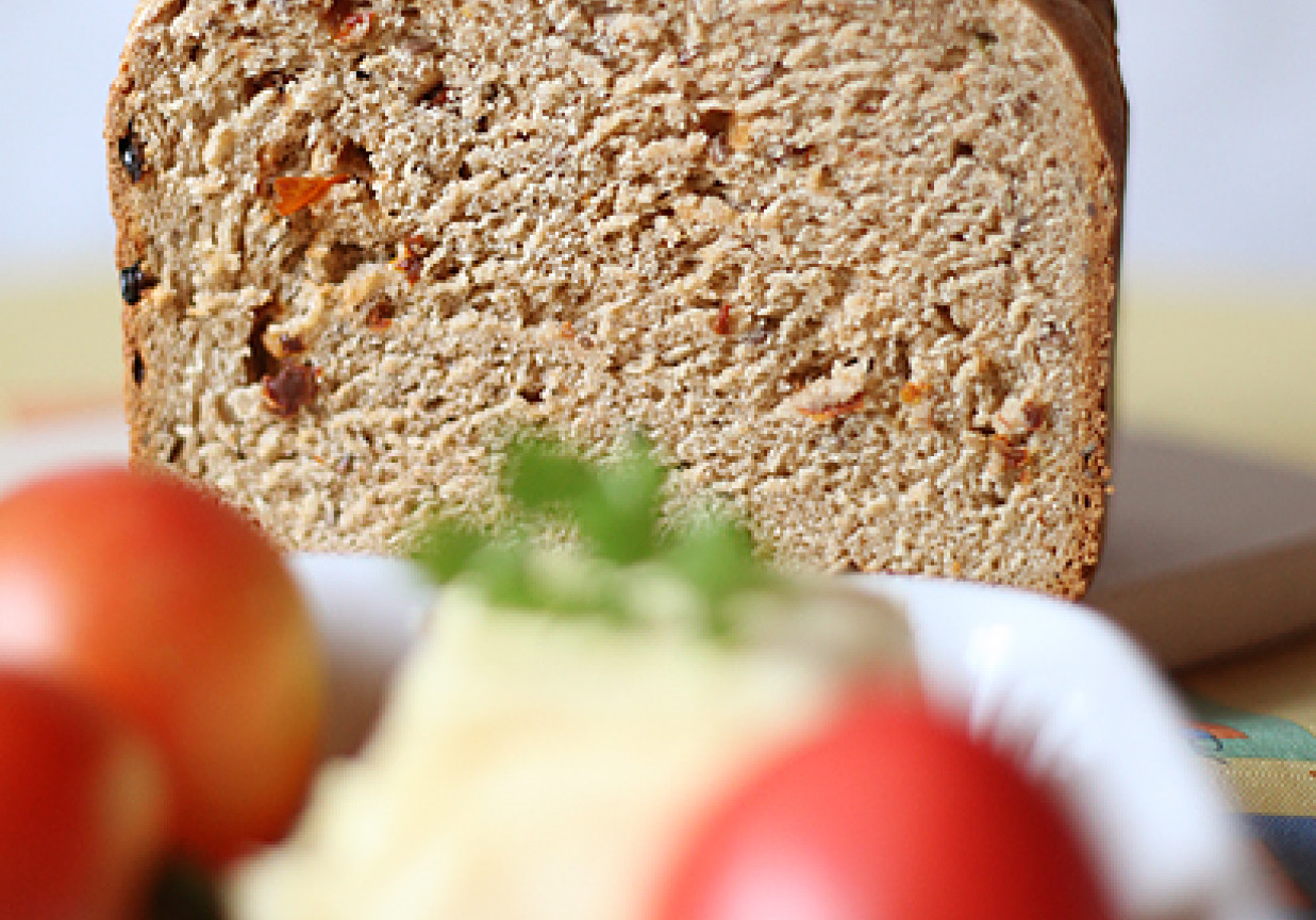 Szybki chleb pszenno żytni z dodatkiem suszonych pomidorów i bazylii. foto