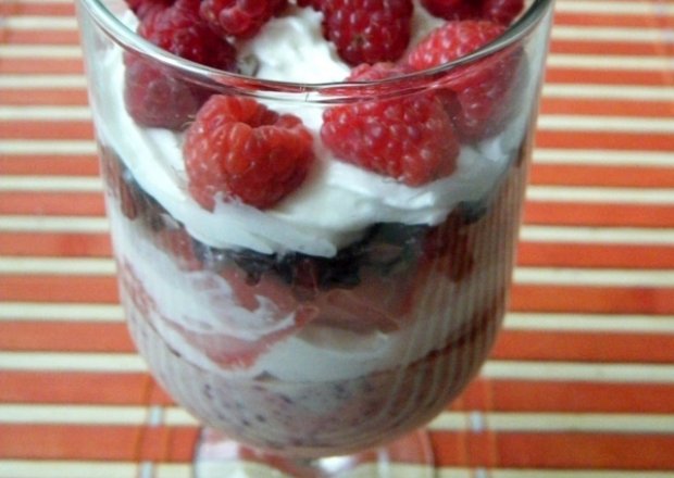 Fotografia przedstawiająca Szybki deser jogurtowo-owocowy