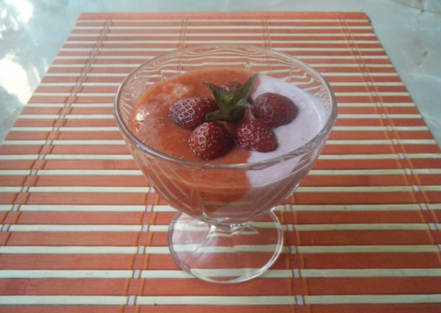 Fotografia przedstawiająca Szybki deser jogurtowo-truskawkowy