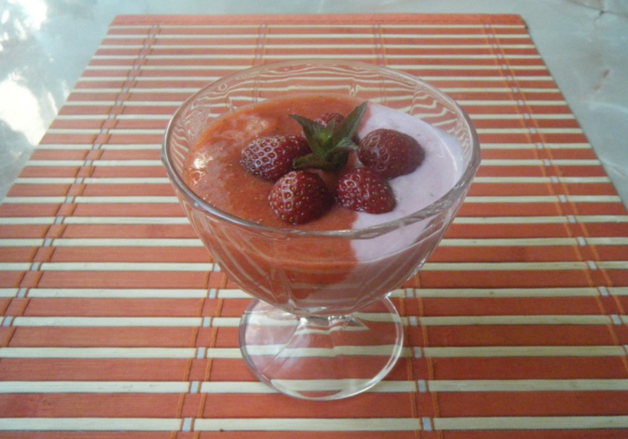 Szybki deser jogurtowo-truskawkowy foto