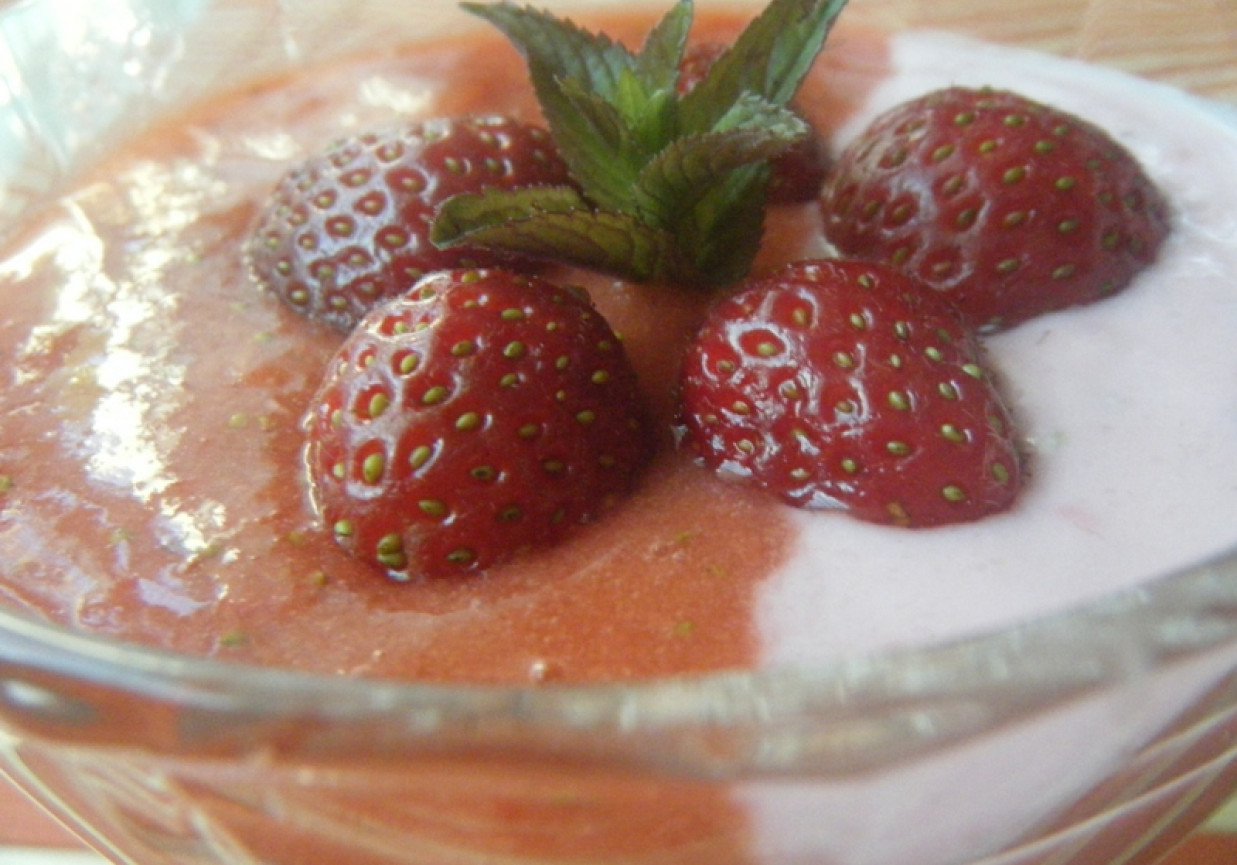 Szybki deser jogurtowo-truskawkowy foto