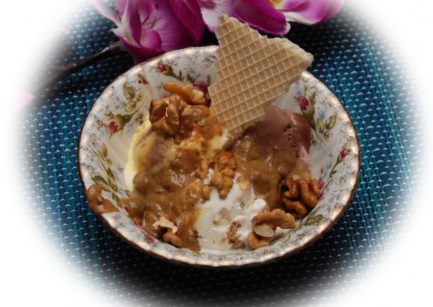 Fotografia przedstawiająca Szybki deser lodowy z kremem daktylowym