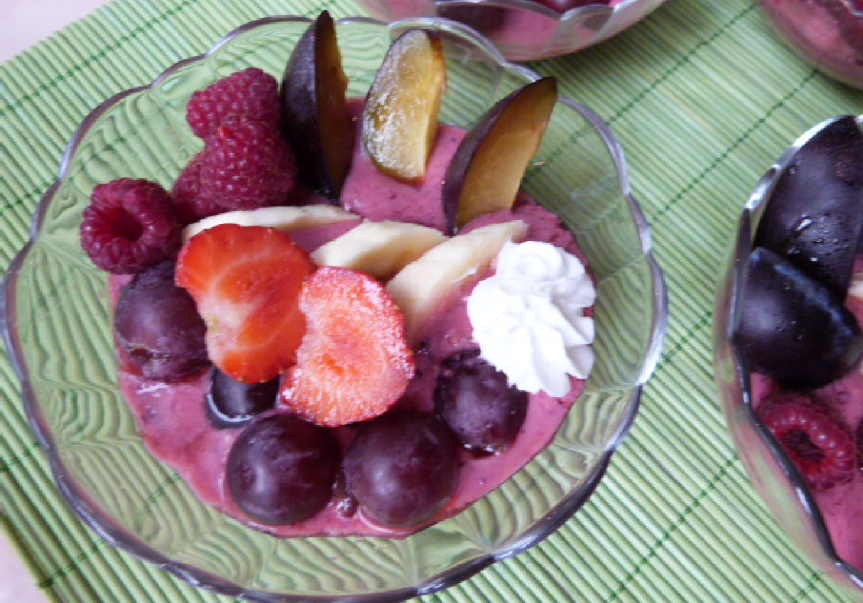 Szybki deser malinowy z owocami foto