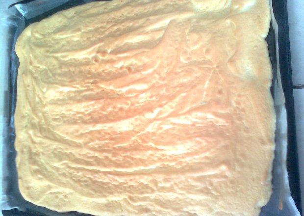 Fotografia przedstawiająca Szybki deser - rolada biszkoptowa z marmoladą