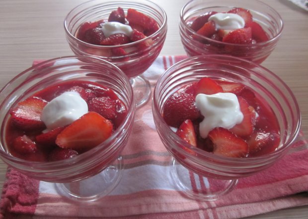 Fotografia przedstawiająca Szybki deser truskawkowo - jogurtowy