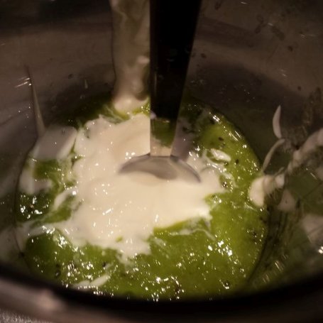Krok 2 - Szybki koktajl z kiwi i jogurtem foto