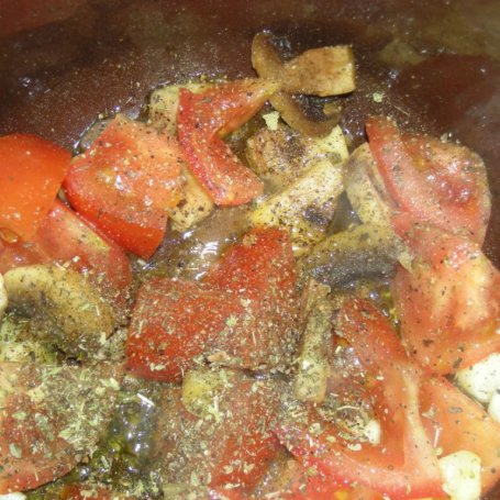 Krok 2 - Szybki makaron z pieczarkami i pomidorami. foto