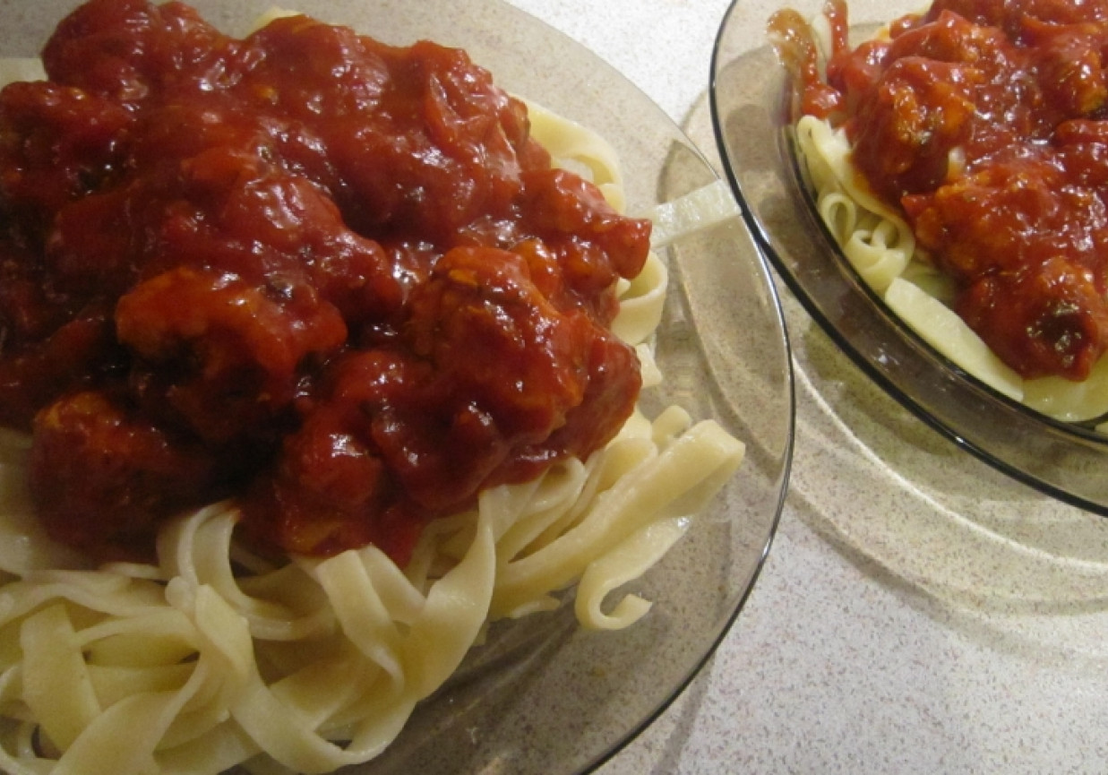 Szybki makaron z pulpetami foto