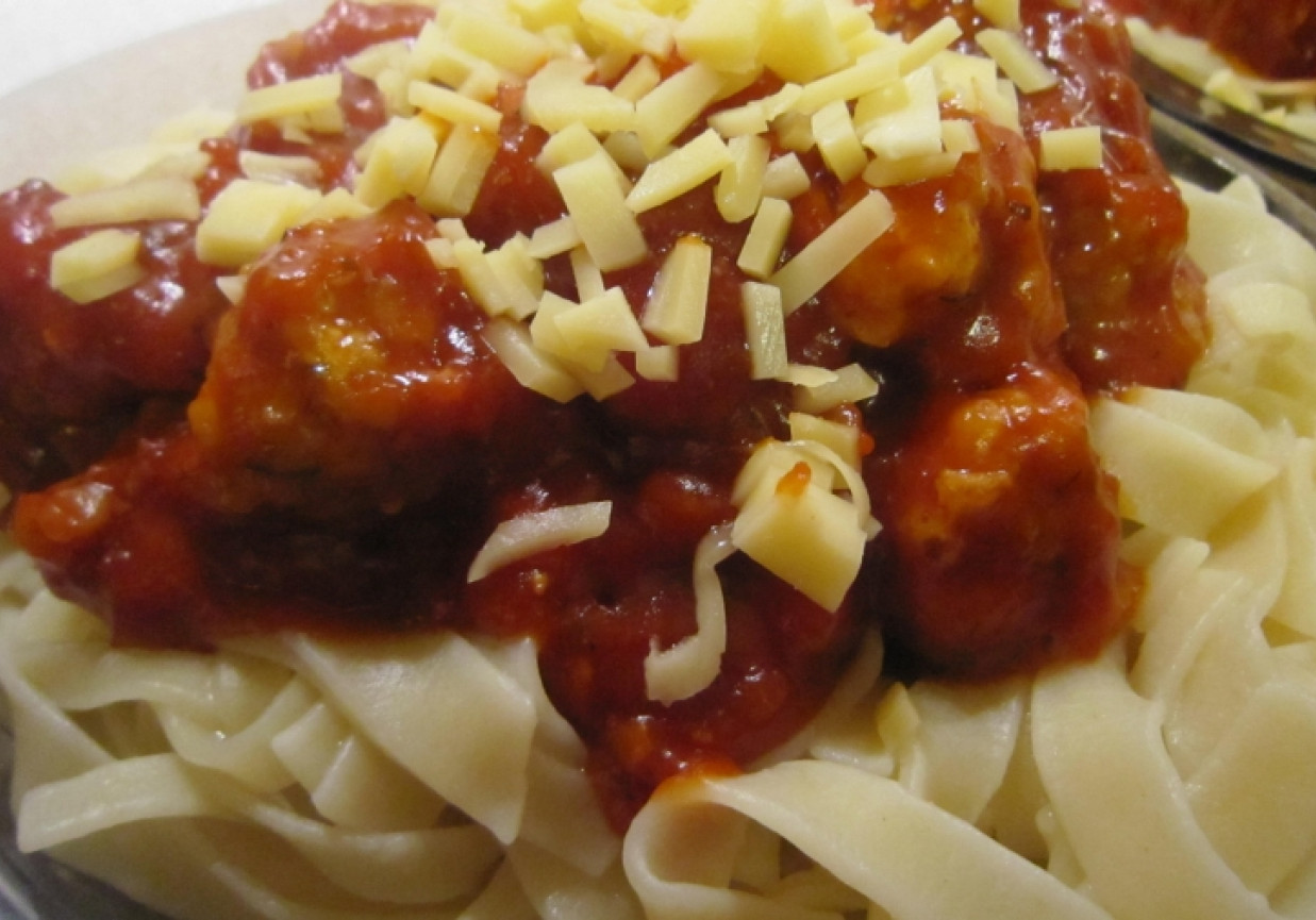 Szybki makaron z pulpetami foto