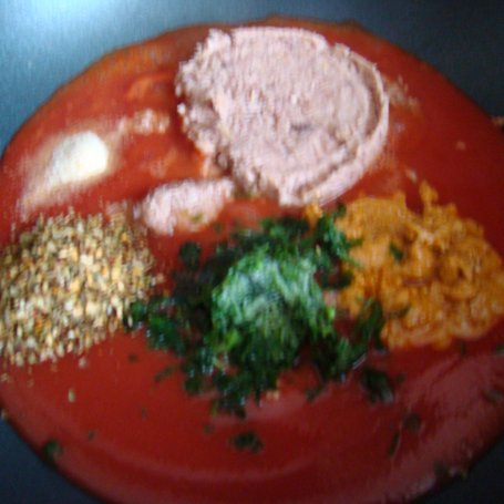 Krok 2 - Szybki makaron z sosem pomidorowym z tuńczykiem i pesto foto