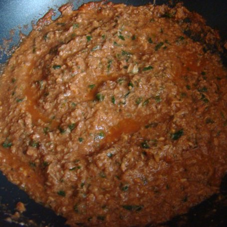 Krok 3 - Szybki makaron z sosem pomidorowym z tuńczykiem i pesto foto