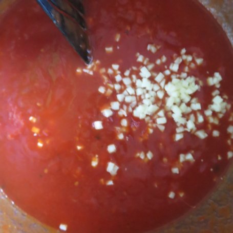 Krok 3 - szybki makaron z sosem pomidorowym foto