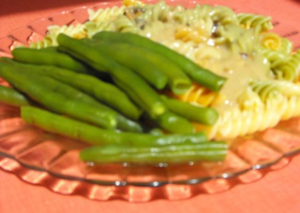 Fotografia przedstawiająca Szybki obiad - fasolka z kolorowym makaronem i sosem serowo grzybowym