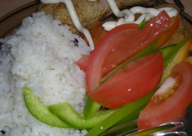 Fotografia przedstawiająca szybki obiad z kurczakiem i ryżem