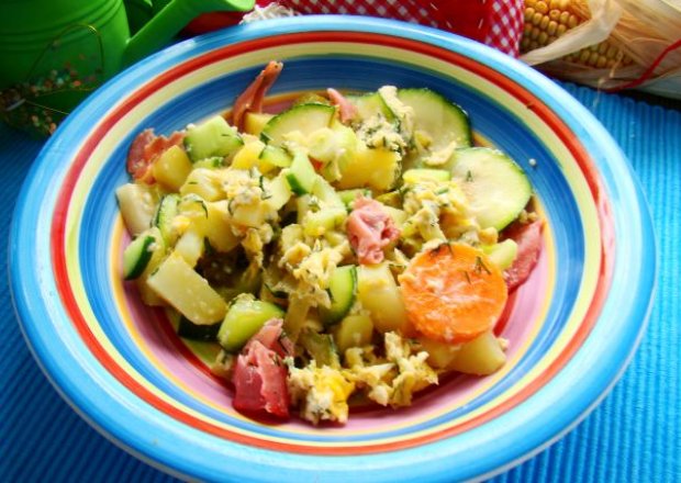 Fotografia przedstawiająca Szybki obiad z patelni warzywa z jajkiem i szynką