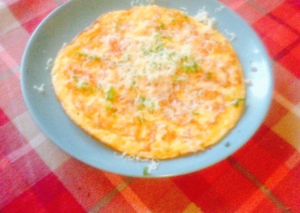Fotografia przedstawiająca Szybki omlet z pomidorami i serem