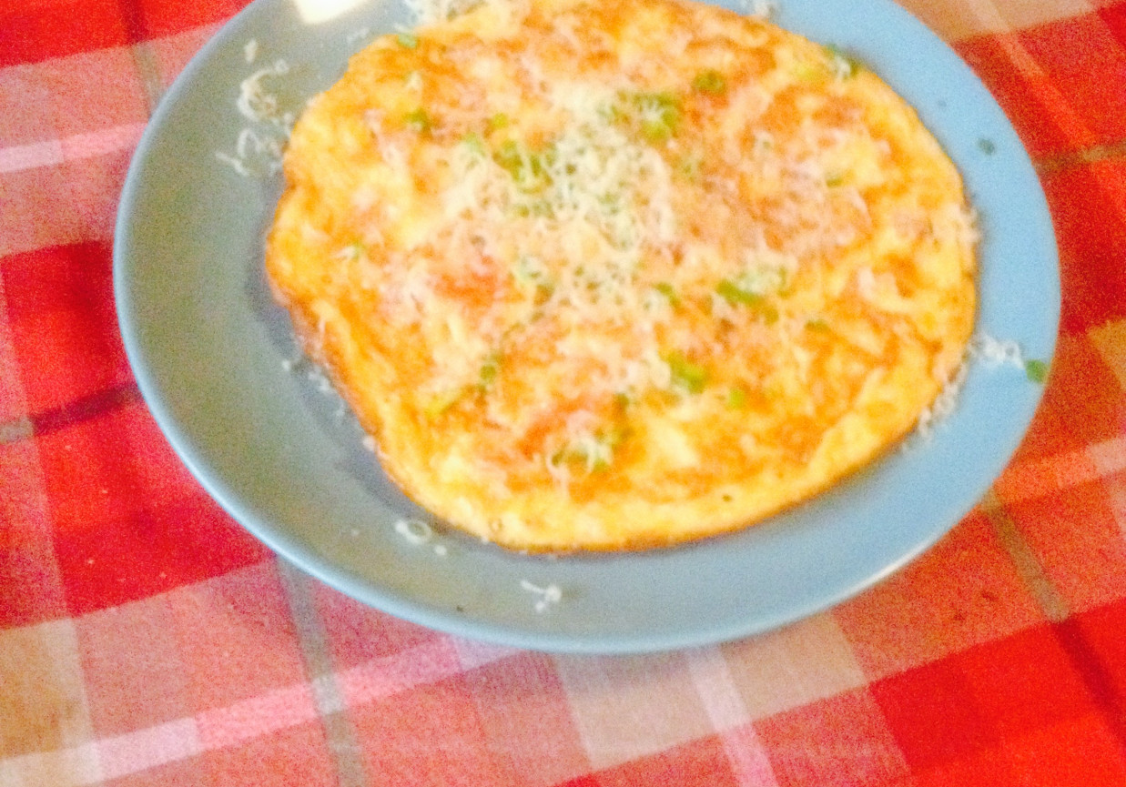 Szybki omlet z pomidorami i serem foto