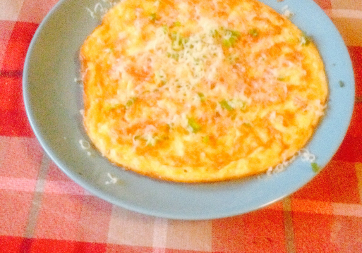 Szybki omlet z pomidorami i serem foto