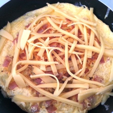 Krok 2 - Szybki omlet z szynką i cebulką foto