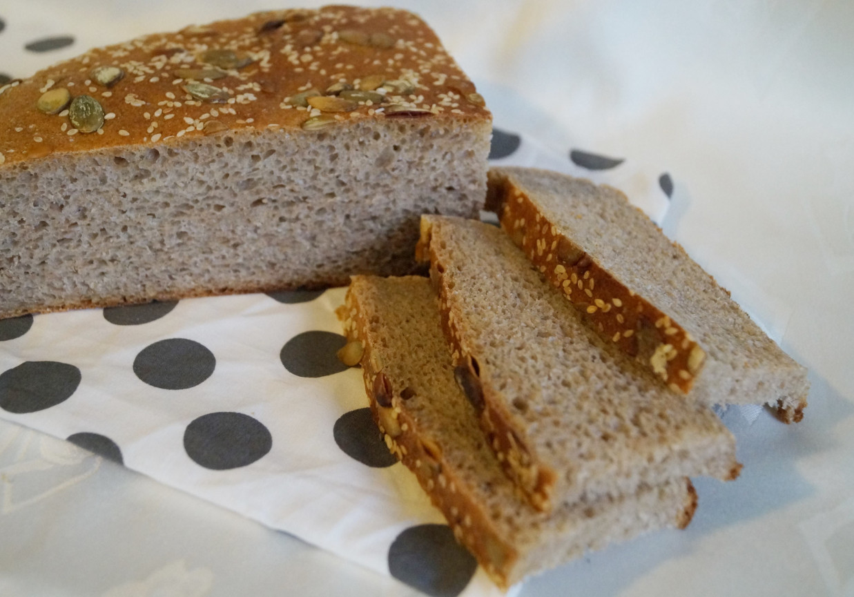 Szybki pszenno-żytni chleb na zakwasie foto